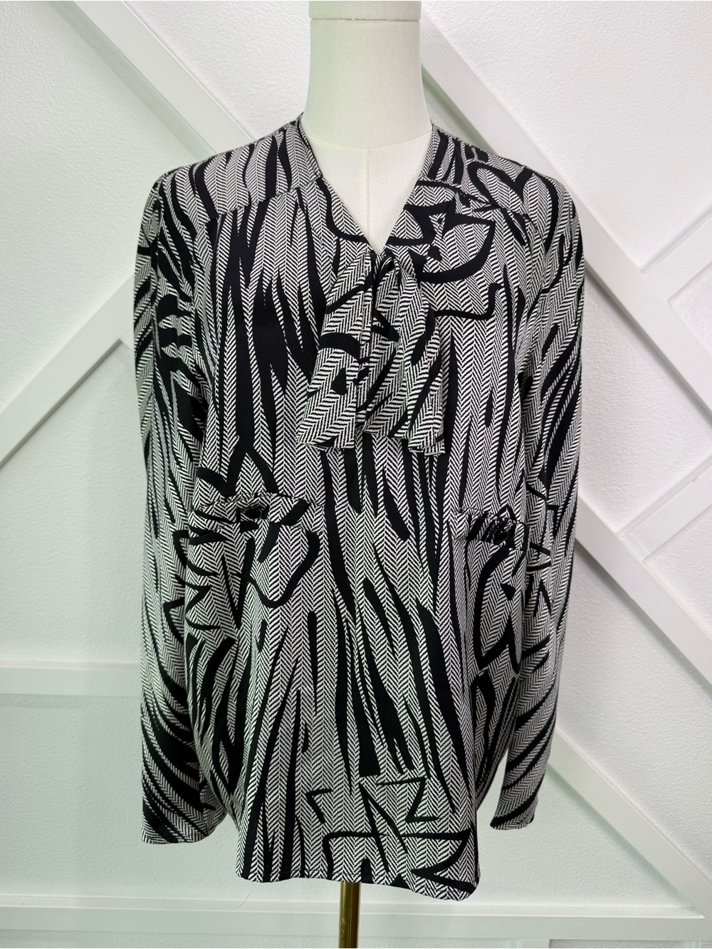Vintage Valentino Miss V Silk Blouse US 6 IT 40 Black White Bow Tie Italy